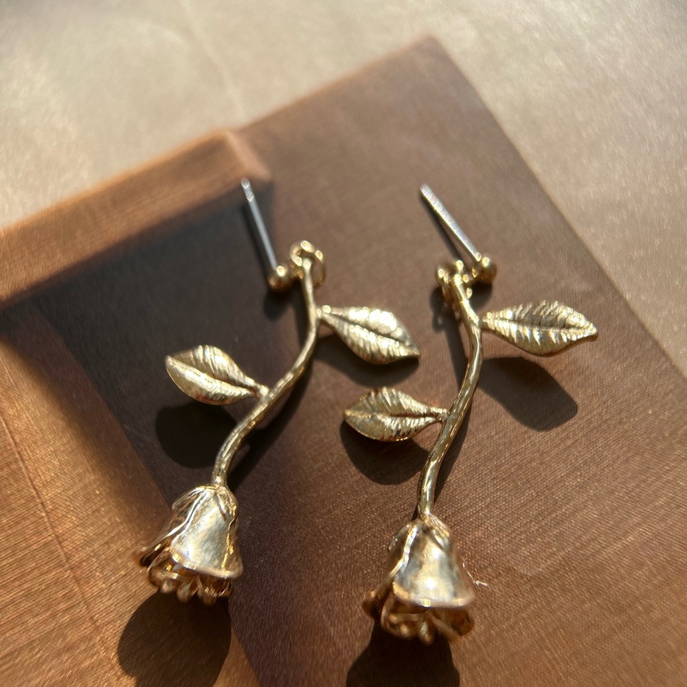 Gold plated rose shape earrings